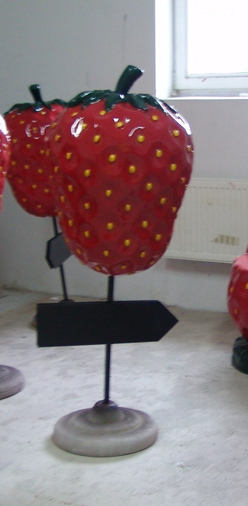 Obst, Erdbeere mit Standfuß und Wegweiser, 130cm