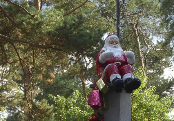 Weihnachtsmann, sitzend, Glasfaser mit Kunstharz, 110cm