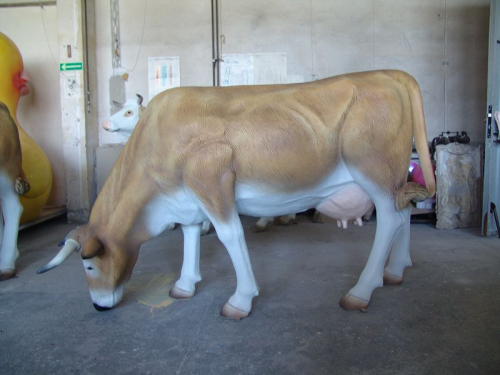 Kuh, "Thea", grasend, Braunvieh, 220cm