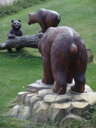 Bären, Bärenkinder, spielend mit Baumstamm,  285cm