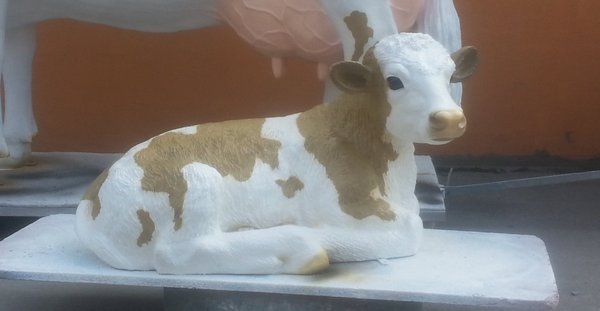 Kuh, "Lotte von der Alm", belastbar, Kalb liegend, braun weiss, 220cm, HAEIGEMO
