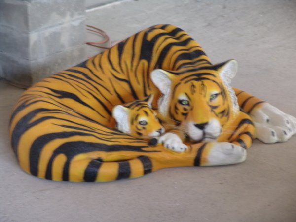 Tiger mit Tigerbaby, liegend, 115cm