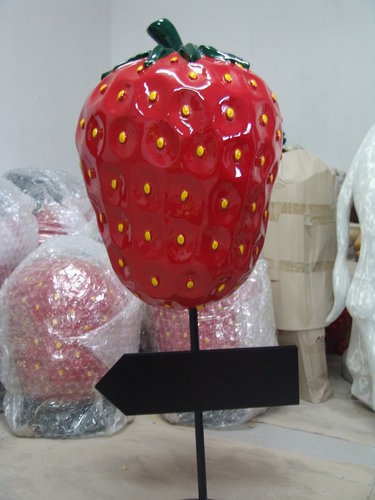 Obst, Erdbeere mit Standfuß und Wegweiser, 130cm