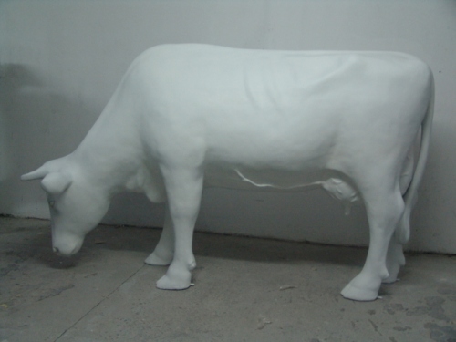 Kuh, "Maxima", grasend, grundiert zum bemalen, ohne Struktur, 265cm