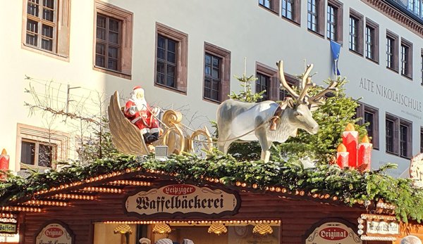 Weihnachtsmann mit Schlitten und Rentier, ca. 400cm