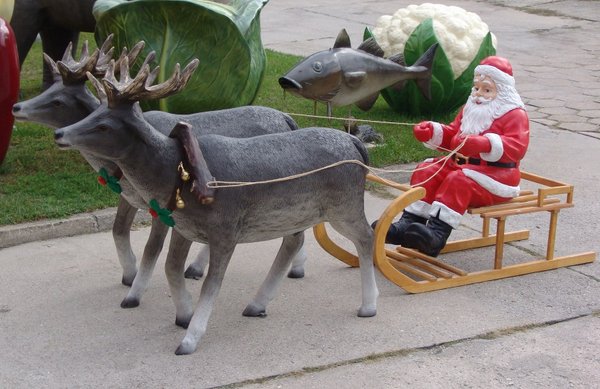 Weihnachtsmann mit Rentiere und Schlitten aus Holz, 295cm