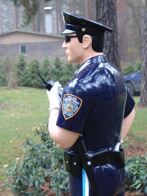 Polizist, ca. 180cm hoch, HAEIGEMO - hauseigenes Modell