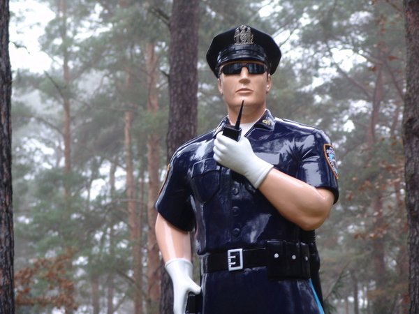 Polizist, ca. 180cm hoch, HAEIGEMO - hauseigenes Modell