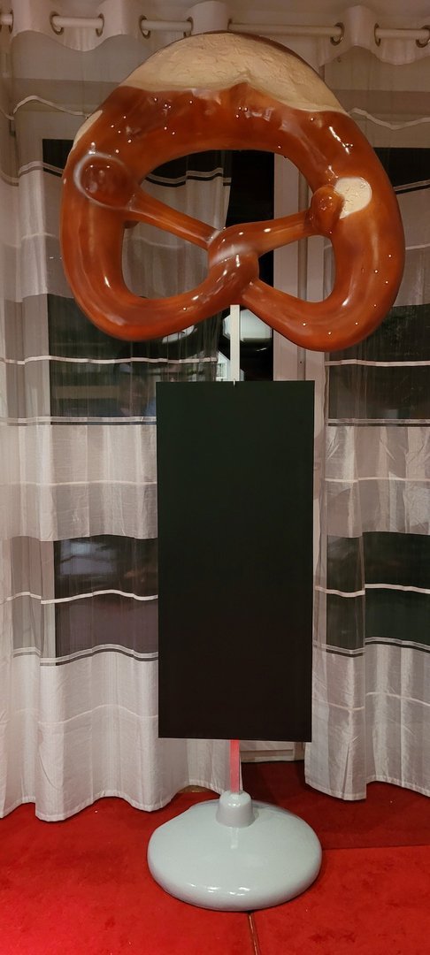 Deko Brezel mit Standfuss und Tafel, 180cm HAEIGEMO