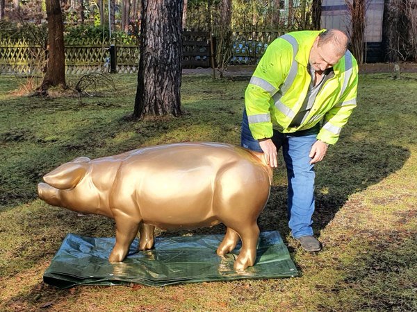 Schwein, "Rosalie" goldfarben lackiert, 152cm