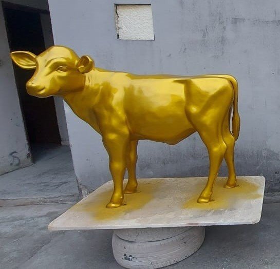 Kalb, Holstein Kälbchen lebensgroß, "goldfarben lackiert", Kopf links,  belastbar, 122cm/ HAEIGEMO